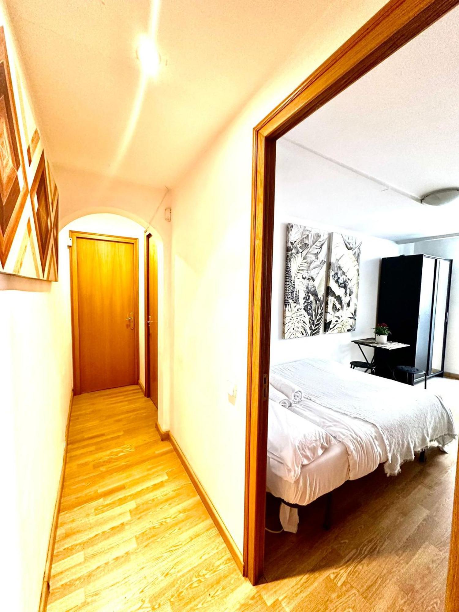 Private Rooms In City Center 巴塞罗那 外观 照片