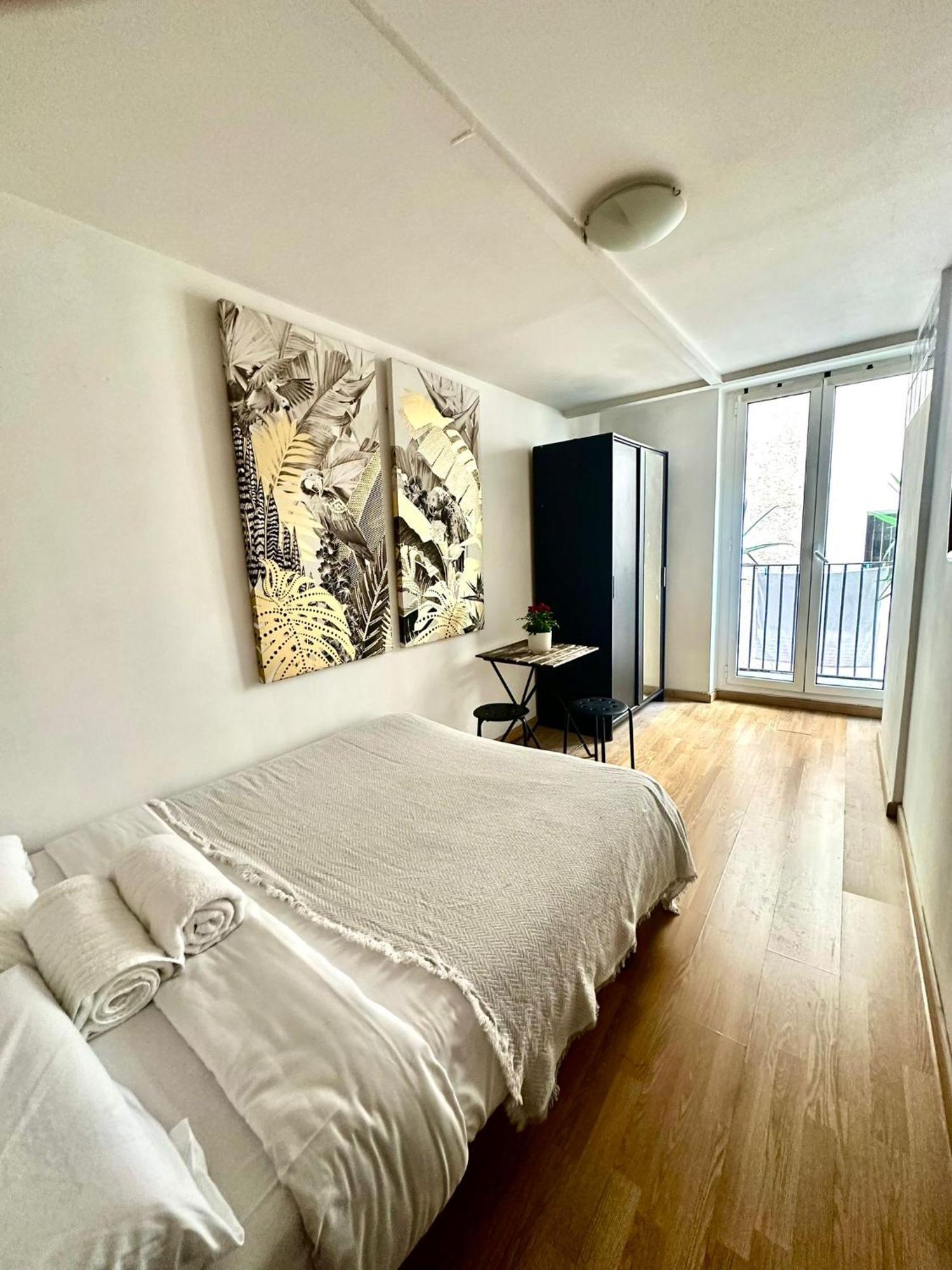 Private Rooms In City Center 巴塞罗那 外观 照片