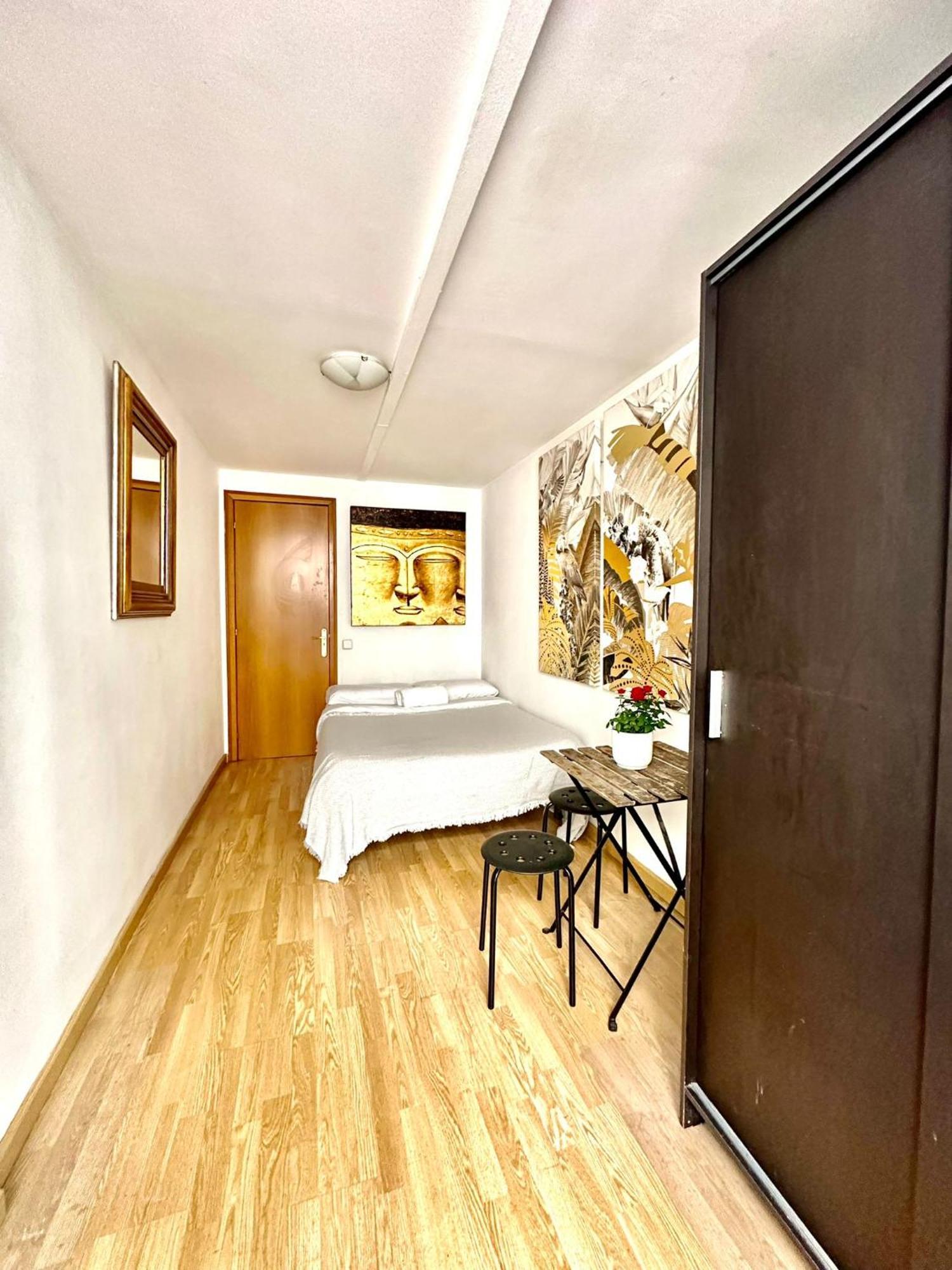 Private Rooms In City Center 巴塞罗那 外观 照片