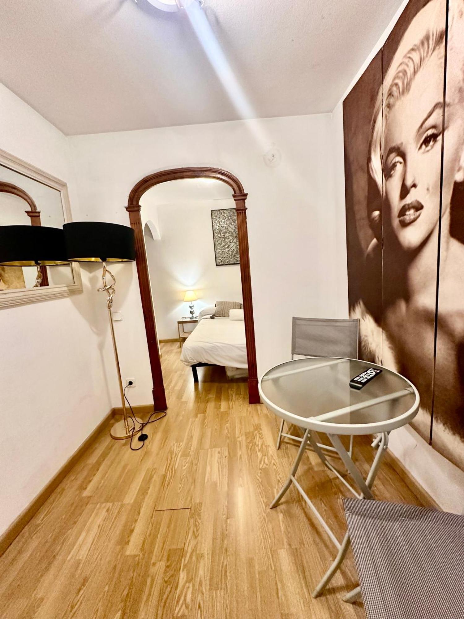 Private Rooms In City Center 巴塞罗那 外观 照片